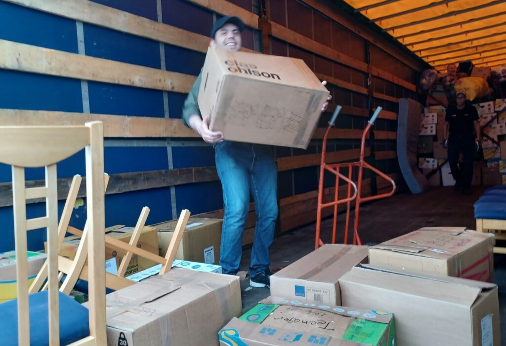 För 12 personer tog det 3,5 timmar att packa lastbilen.